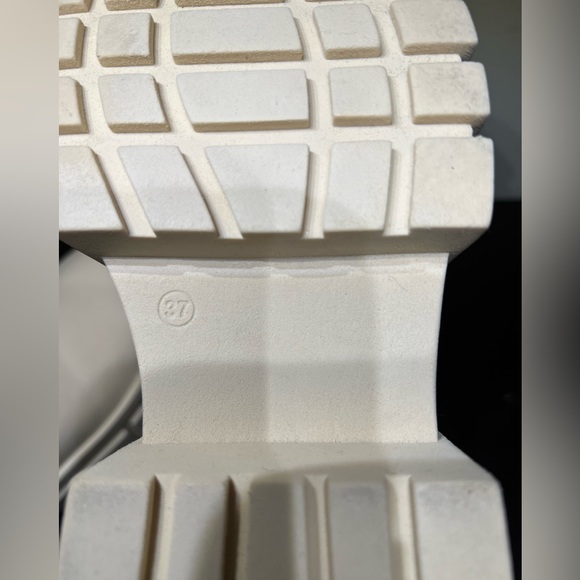 NEW Aqua Women's Bonds Lug Sole Ankle Boots Color Bone 6 7 M (Flaw: TWO SIZES) - Picture 7 of 9